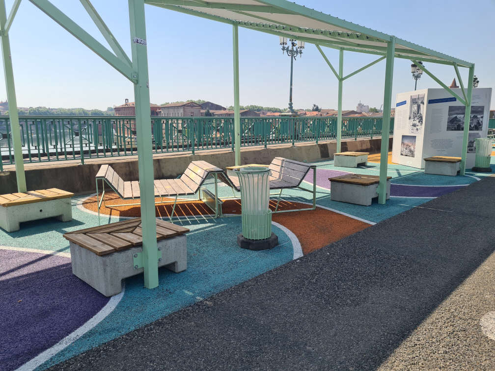 Photo of seat on bridge